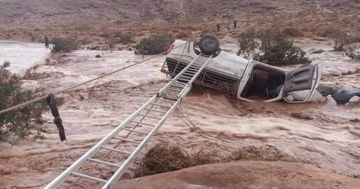انقاذ والاب وابنته من السيول المستمرة