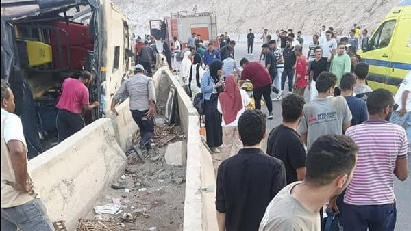 Microbus overturns injuring 11