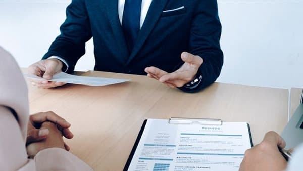 العمل يتيح وظائف لذوي الـ40 ومافوق