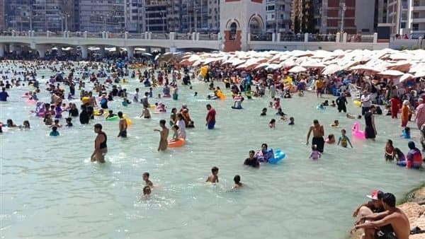 شواطئ الإسكندرية ممتلئة بعد انتهاء امتحانات الثانوية العامة
