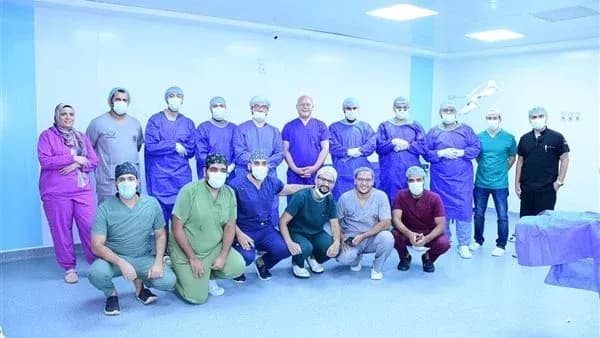 رئيس جامعة سوهاج يقود فريقًا لعلاج طفل