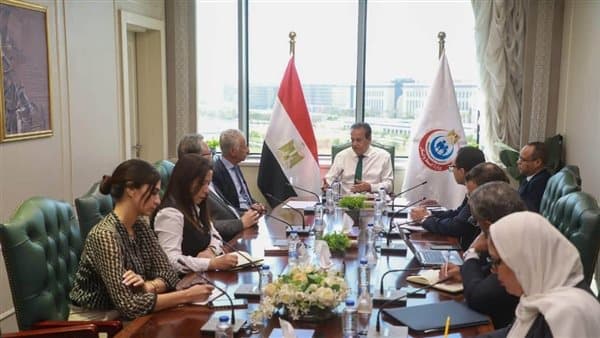 وزير الصحة يناقش تفعيل الروبوت الجراحي في معهد ناصر