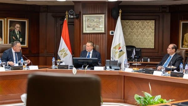 محافظ البنك المركزي يناقش مع وزير التعليم مستجدات منحة العلماء