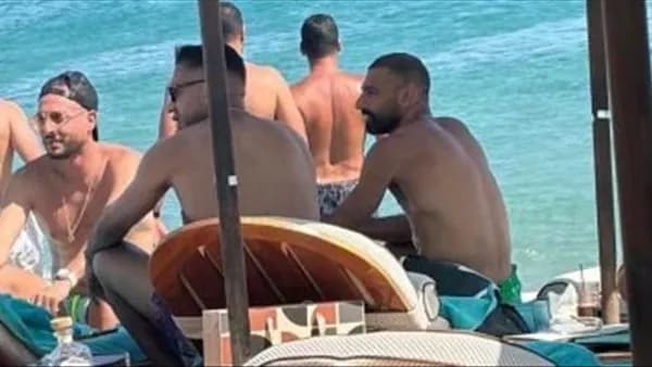 محمد صلاح يقضي إجازته في ميكونوس