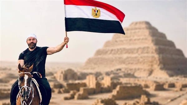 تفاصيل منع رامي عادل من رفع علم مصر بسقارة
