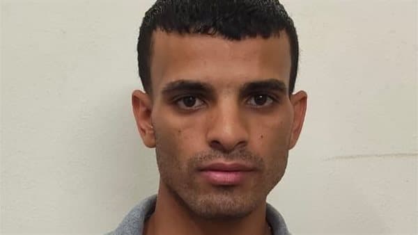 طالب يروي معاناة عام في السجن بسبب خط هاتف باسمها