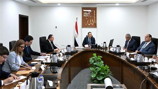 رئيس الوزراء يتابع عمل الطلاب الوافدين