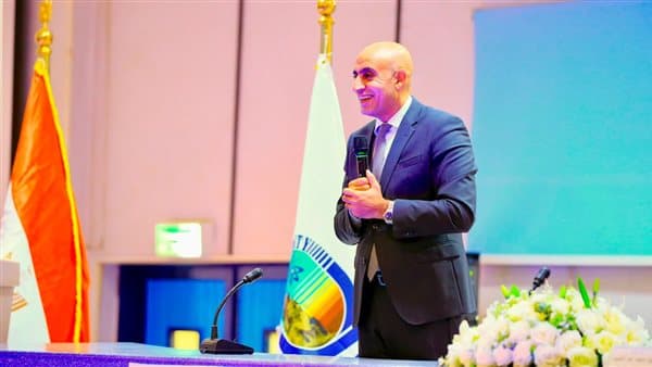 معلم يوجه مناقشة منهج الإنجليزي للبكالوريا