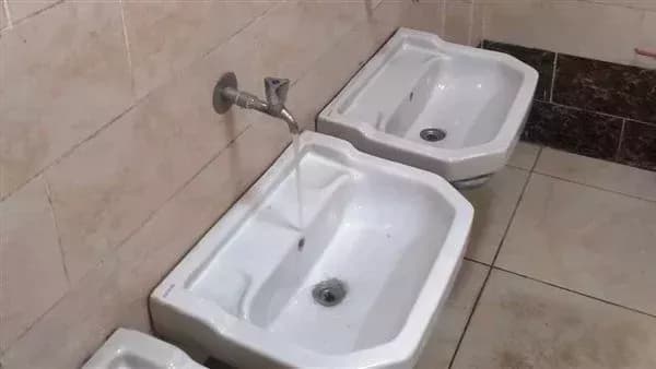 محافظ أسوان يتابع جاهزية المدارس والنظافة