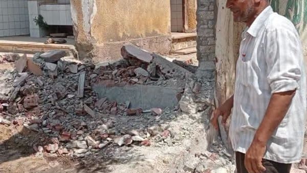 صور تظهر مشاركة المعلمين والمدراء في أعمال الصيانة