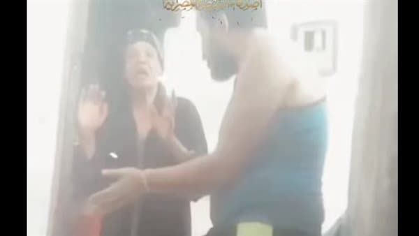ابن يعتدي على والدته بسبب المال للمخدرات