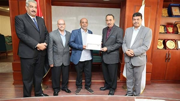 محافظ سوهاج يكرم مديرًا حول مدرسة عمرها مئة عام إلى لوحة فنية