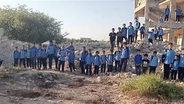 طلاب النخلات يرفضون النقل ويطالبون بإعادة البناء