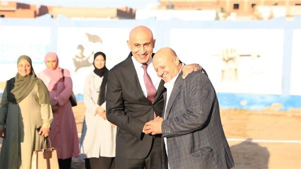 وزير التعليم يحتضن معلم كفر الشيخ في أول يوم دراسي