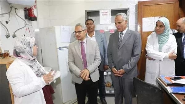 محافظ بني سويف يزور مدرسة بقمن العروس ويوجه بتوفير مراوح