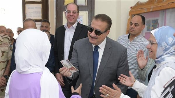 محافظ بورسعيد يمنح طالبة 200 جنيه في أول يوم دراسة
