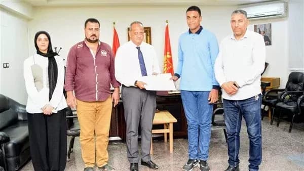 Port Said official praises student for returning phone
