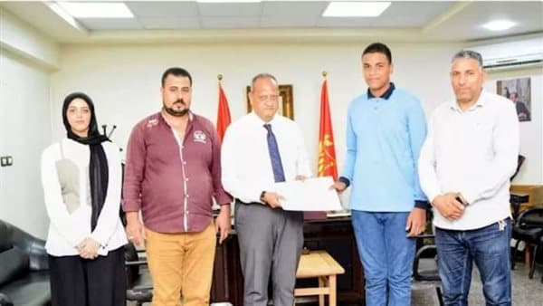 Port Said school honors honest student