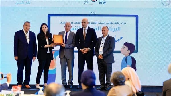 Education Minister honors 17 teachers