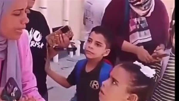 أم تنهار بعد خروج طفلها من المدرسة