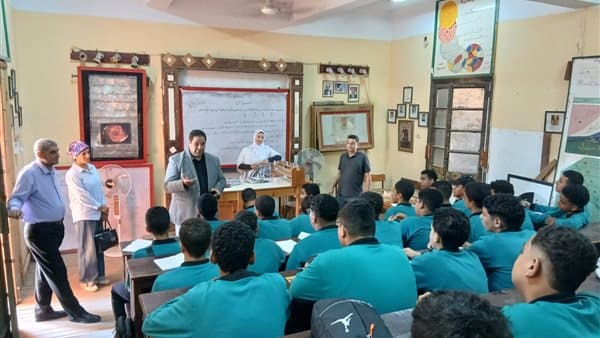 تعليم القاهرة يراقب انتظام الدراسة