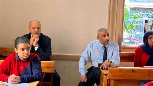 مدير تعليم الإسكندرية يناقش مع الطالبات التعليم والبكالوريا