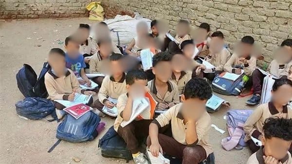 تعليم الشرقية يوضح سبب جلوس الطلاب