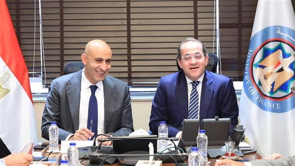 وزراء المالية والتعليم يقررون زيادة مرتبات المعلمين