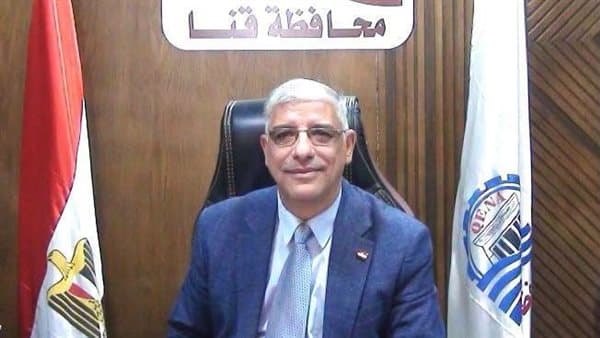 Qena Education reviews teachers' names for contract signing