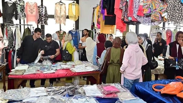 سوق خيري بجامعة الإسكندرية يوزع الملابس مجانا للطلاب