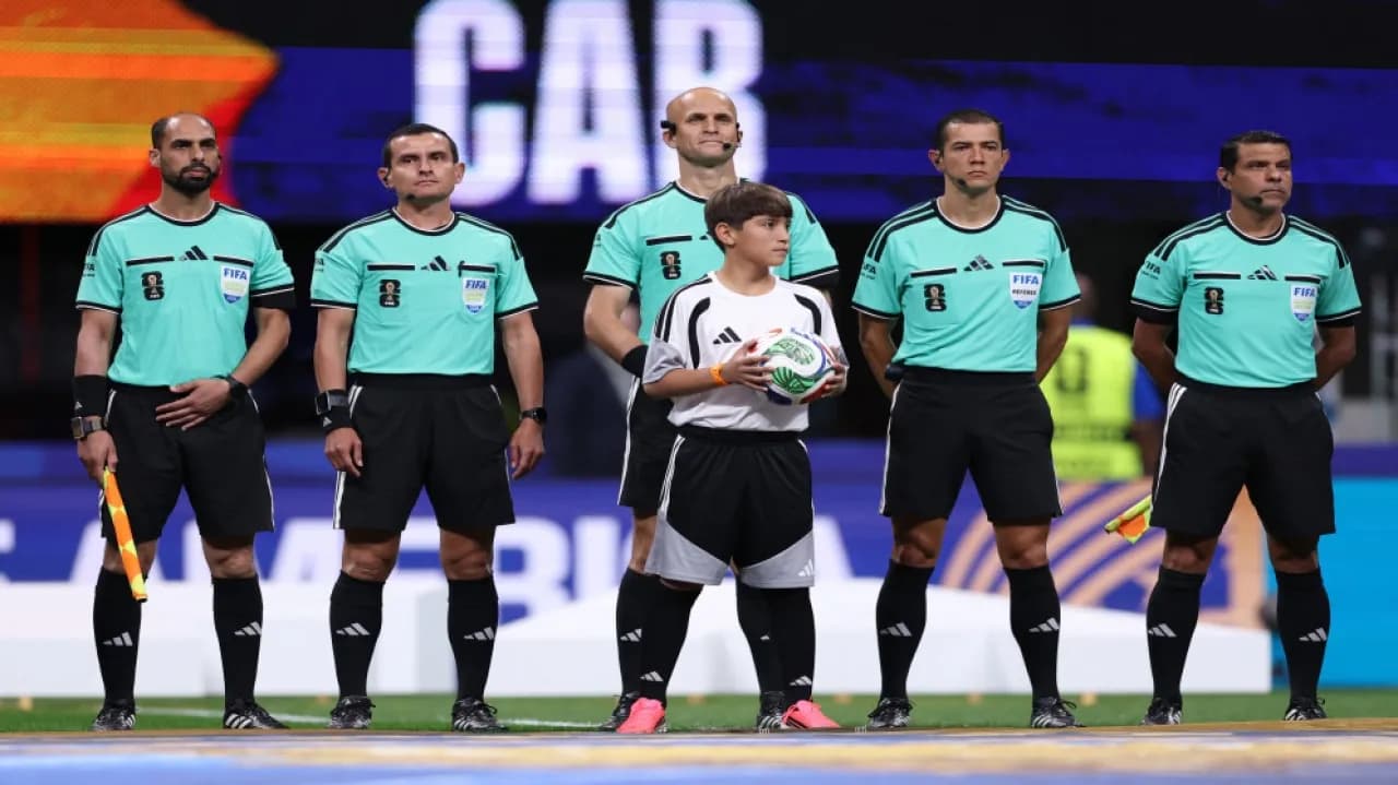 فيفا يقلص قائمة حكام كأس العالم ويحتفظ بمخادمة