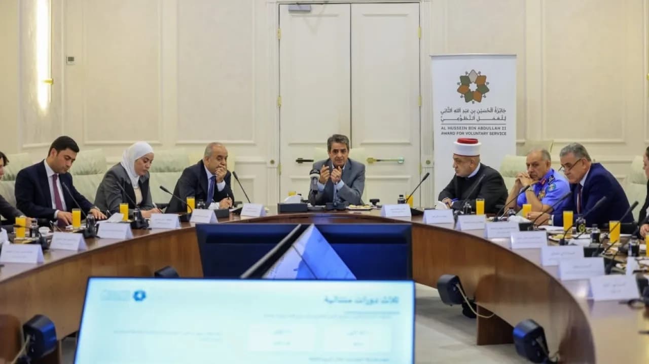وزير الشباب يراجع فعاليات جائزة الحسين للعمل التطوعي
