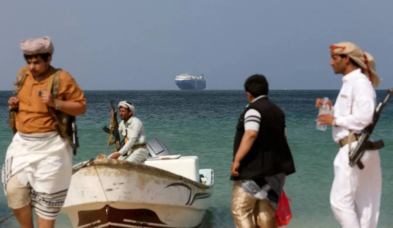 الحوثيون ينظرون في فرض رسوم على السفن بالبحر الأحمر