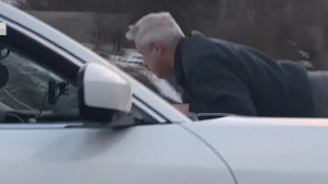 الأردن شاب يعلق بمركبة بعد نصب