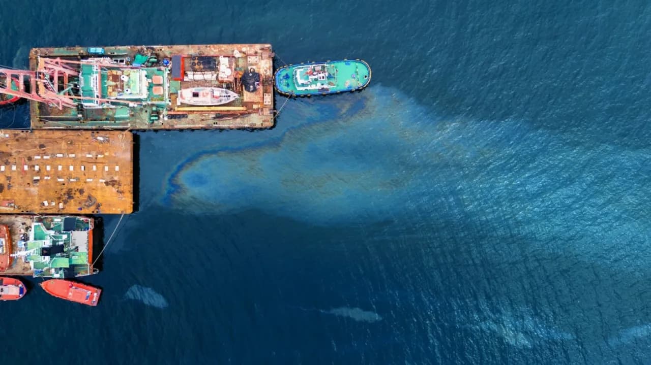 Oman addresses vessel oil spill