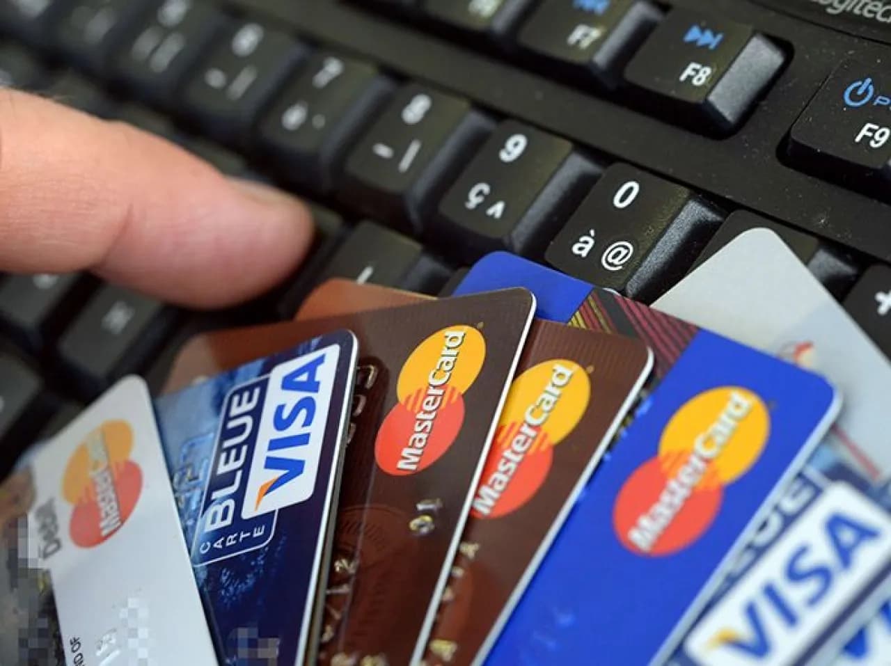 الأمريكيون يدينون 1.26 تريليون دولار ببطاقاتهم