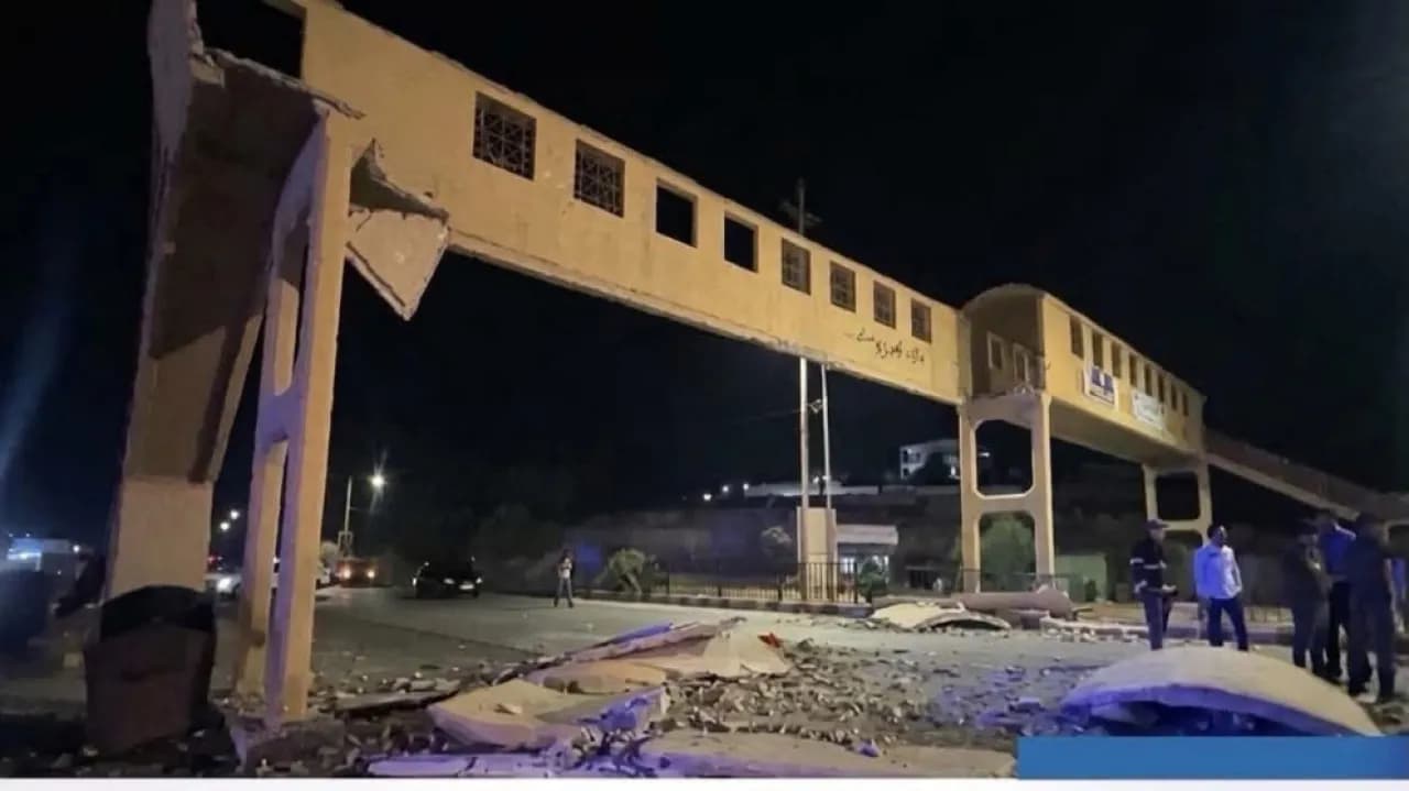 إزالة جسر مشاة عند حدود جابر بعد حادث شاحنة