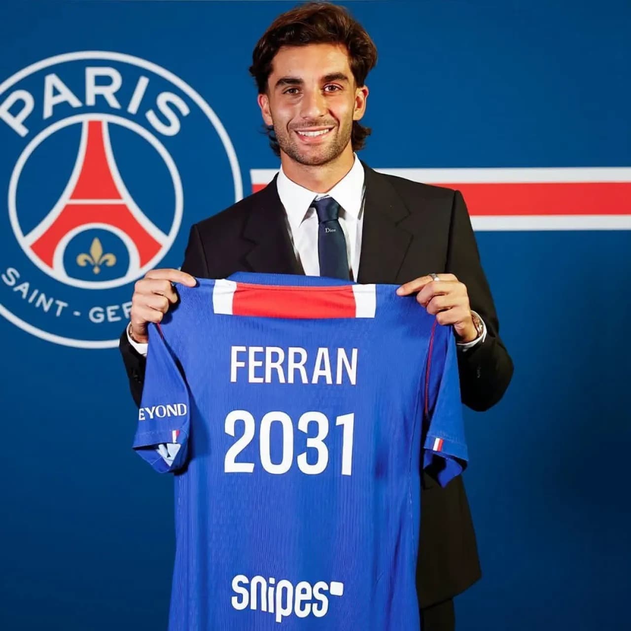 Paris unveils fifth deal after Torrez