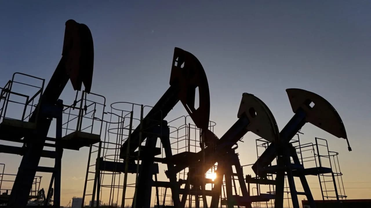 Oil reaches three-week high