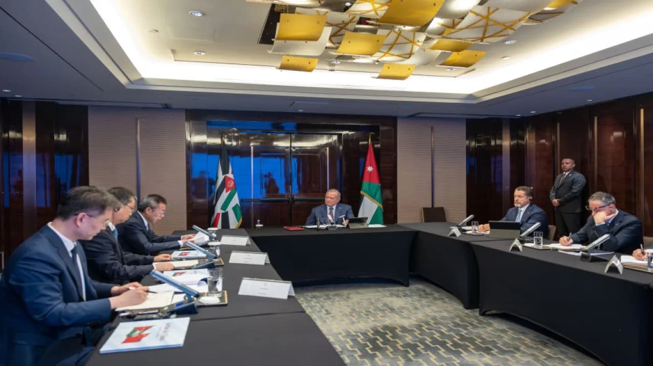 الملك يلتقي مسؤولين من لجنة الأصول بالصين