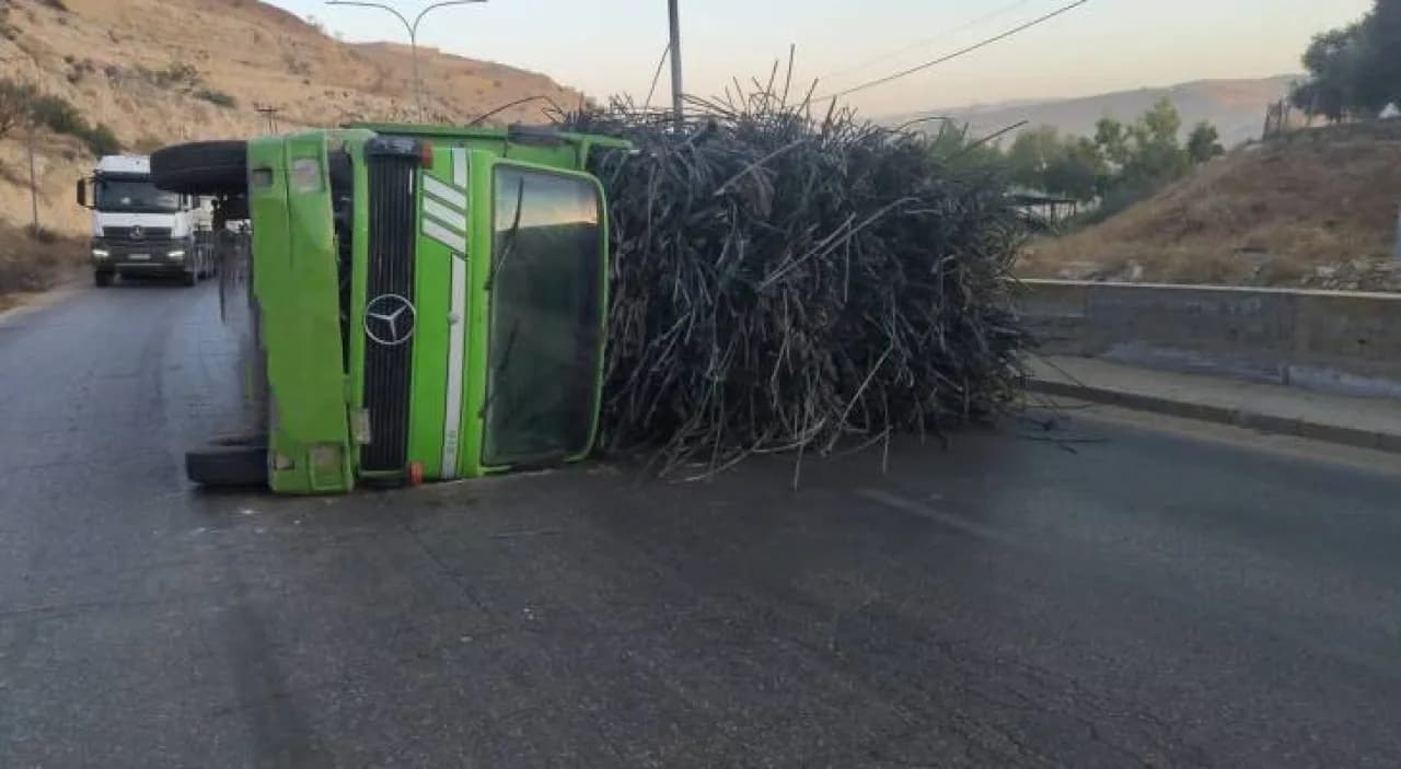 Vehicle with pipes breaks down on Al-‘Adsiyah Naur Road
