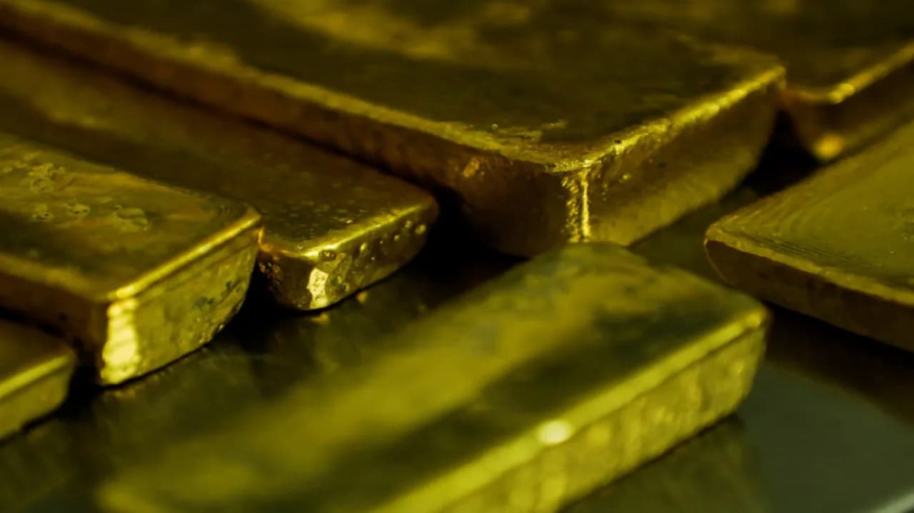 Gold rises as dollar weakens on US inflation data