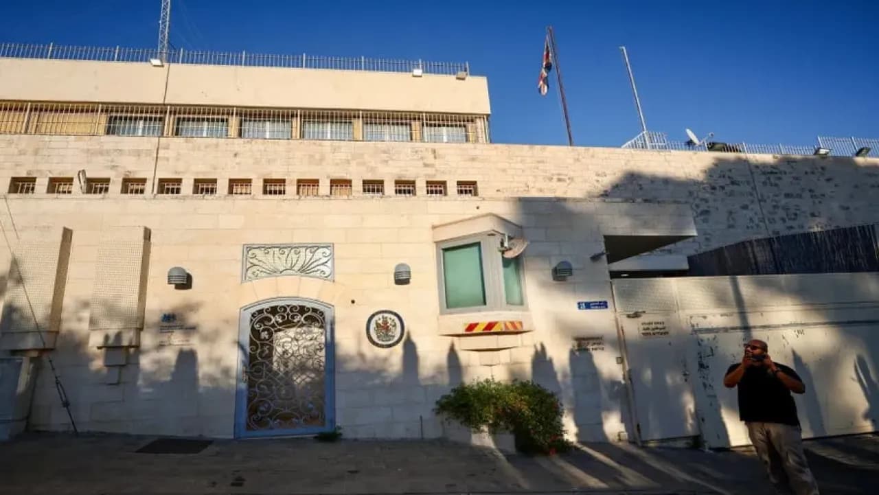 إسرائيلي يخطر بريطانيا بإغلاق قنصليتها