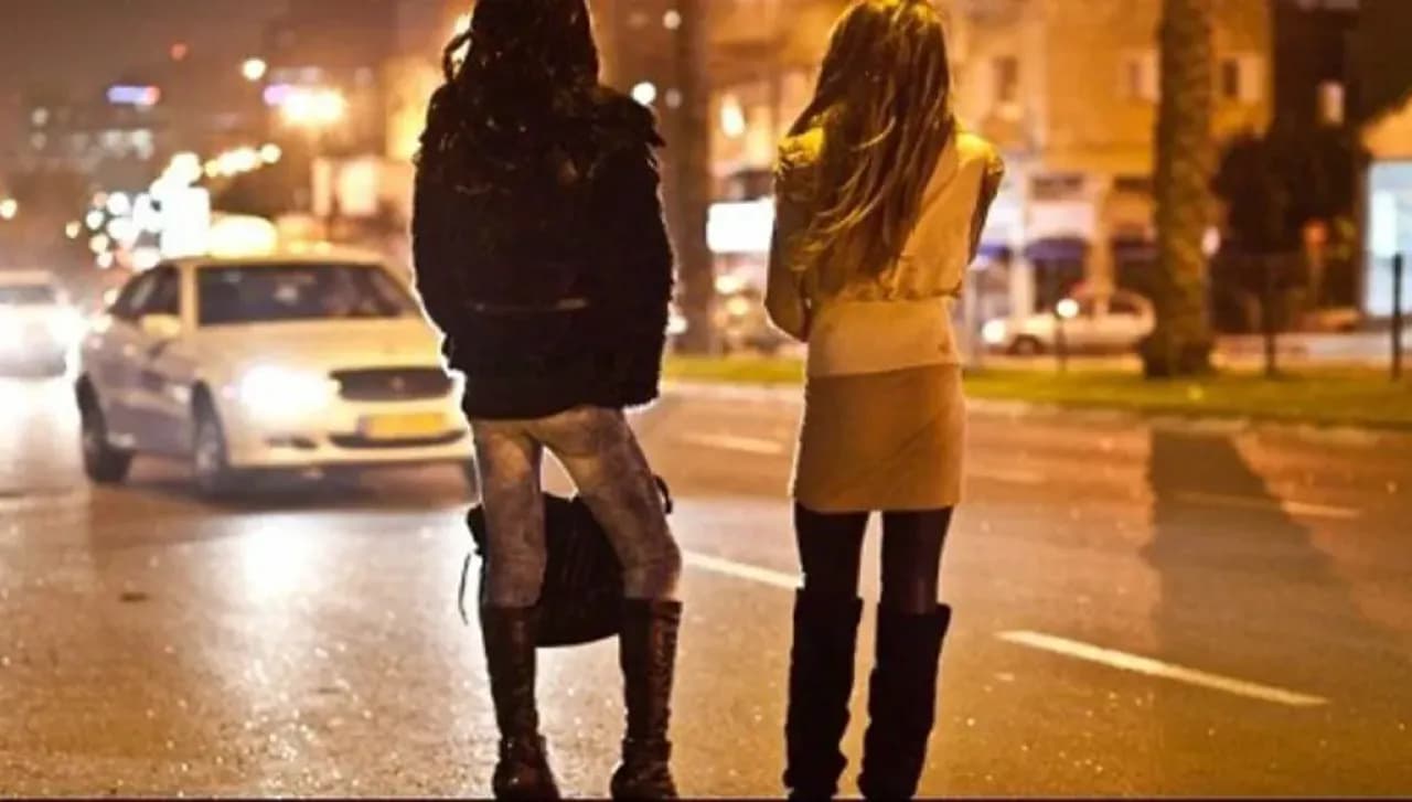 Woman threatens young man for 1000 dinars