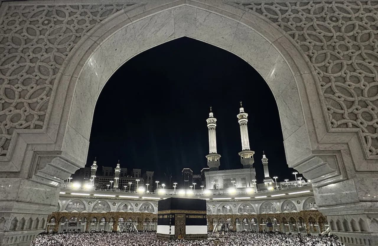 إمام الحرام: استهداف المقدسات مرفوض