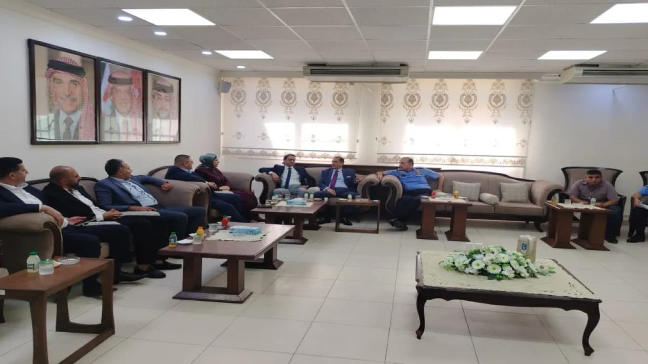 الأردن وسورية يناقشان تسهيل عبور حافلات الركاب