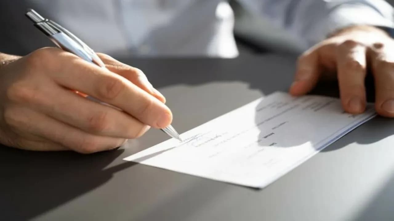 ضريبة الدخل تفضح شيك بـ38 مليون دينار بدون رصيد