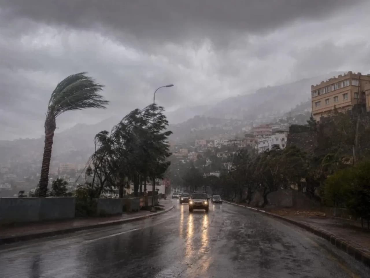 أمطار غزيرة وسيول على مكة والمدينة