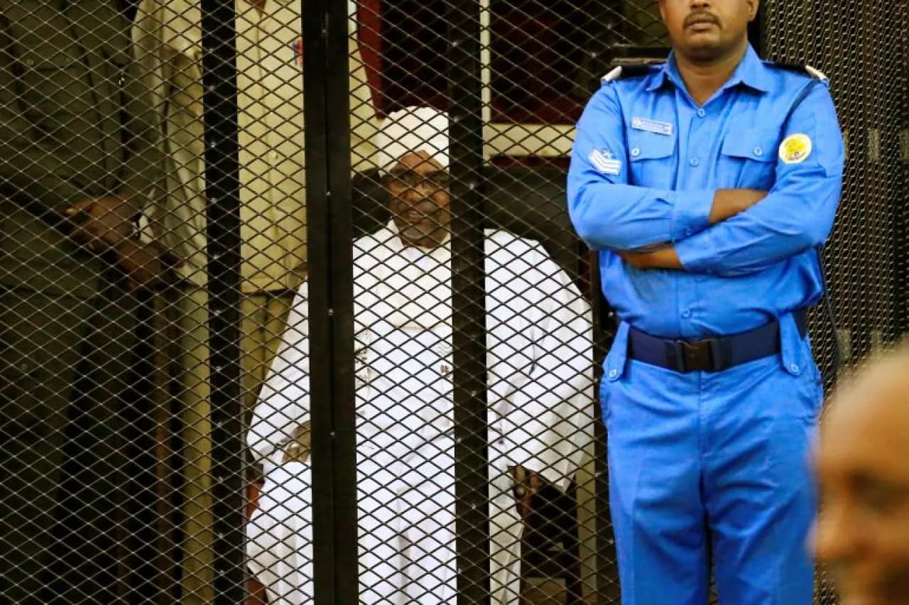 أسرة البشير تطلب علاج البرهان خارج السودان