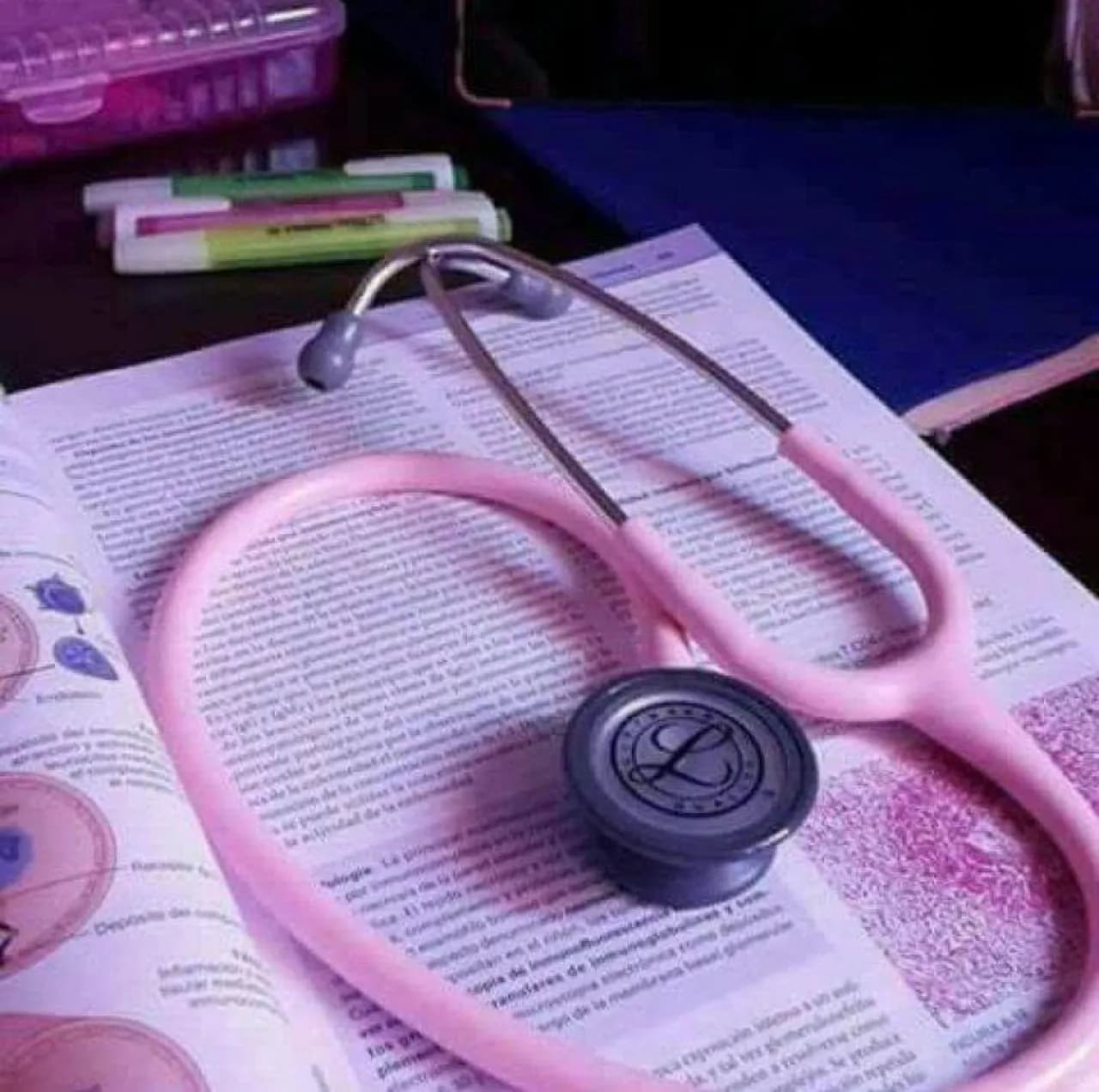 طالبة طب تواجه السرطان وتسعى للقبول في جامعة أردنية